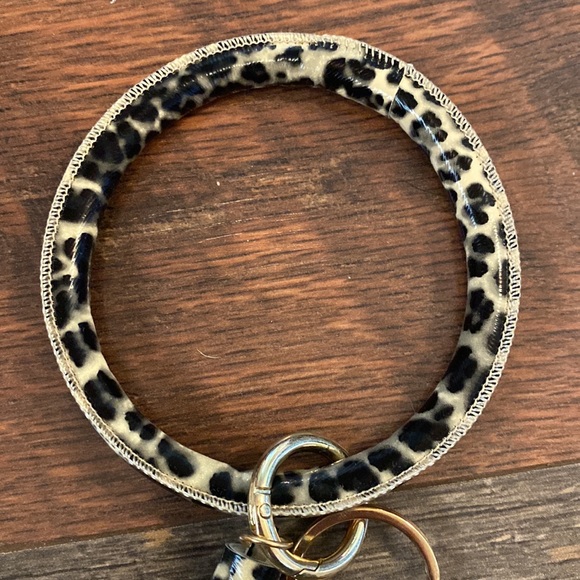 NWT keychain bracelet with tassel - Picture 3 of 3